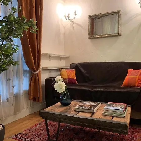 Hébergement de vacances Charming Courtyard Latin Quarter Duplex *